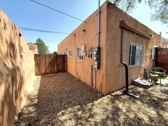 Building Photo - Super Cute, Fully Furnished! All Utilities Included (with WiFi)