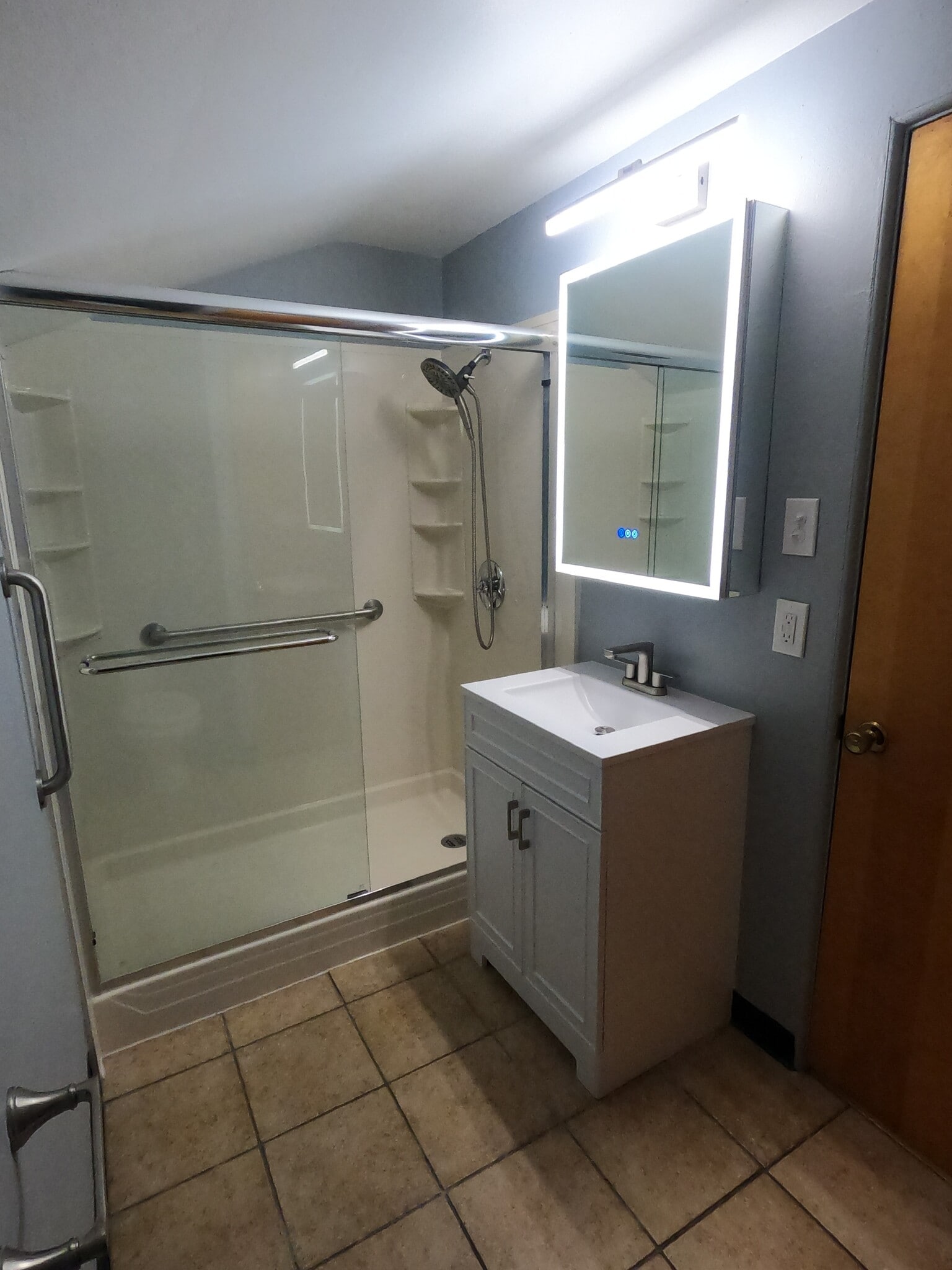 Full bathroom at top of stairs - 1714 Fair Acres Ave