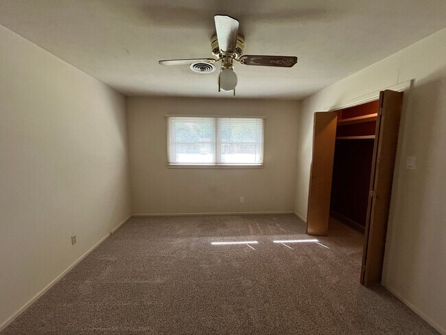 Building Photo - $200 off First Month! Large, Beautiful 3/2...