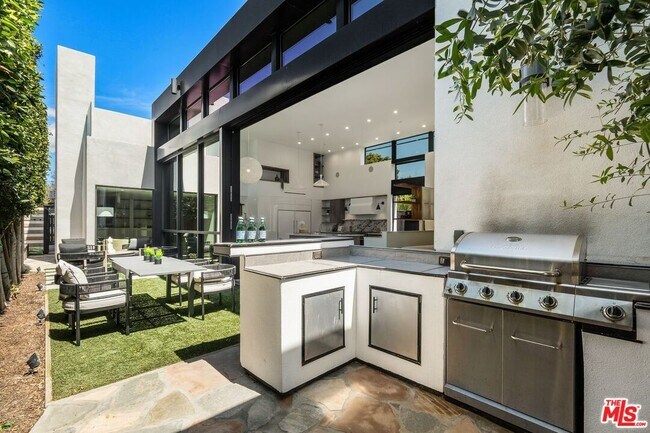 Building Photo - 8617 Higuera St