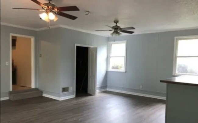 Building Photo - 3 bd/2 bth w/huge bonus room. Fenced yard