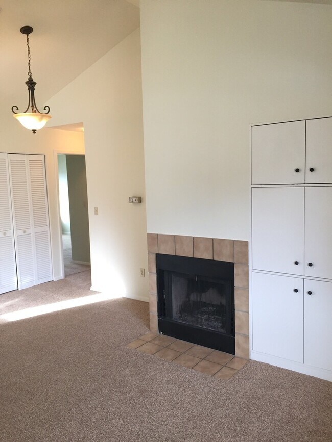 Building Photo - One Bedroom Top Floor Corner Unit Condo