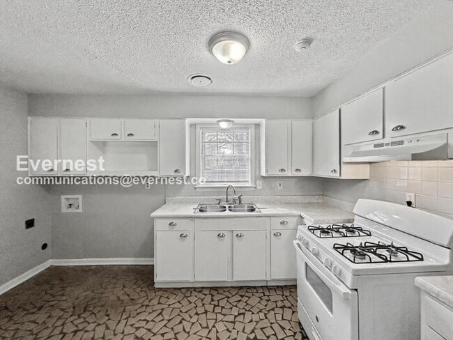 Building Photo - 3199 Gina Dr