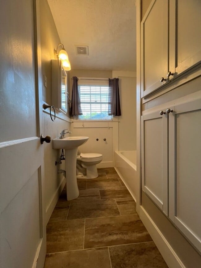 Building Photo - Adorable 3 Bedroom/2 Bath Home located in ...