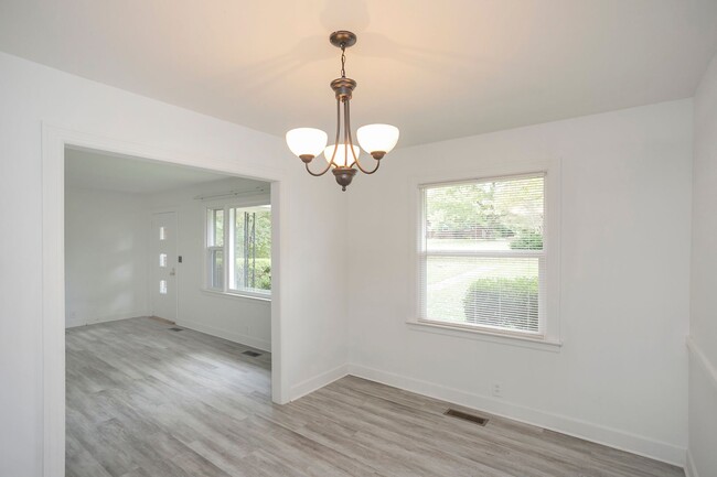 Building Photo - 208 Hillcrest Dr