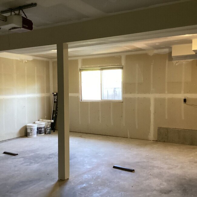 Building Photo - Updated 4 bedroom in The Desirable Merrill...
