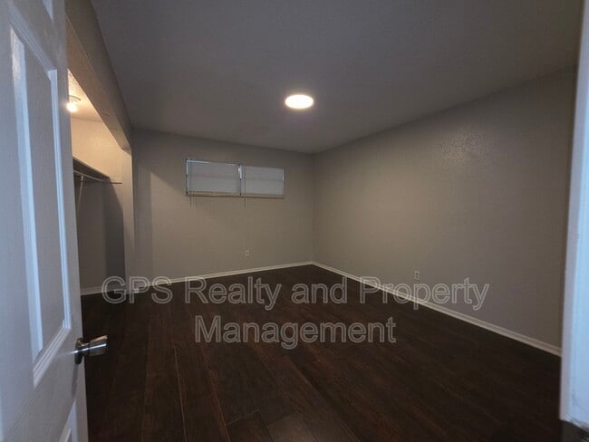 Building Photo - 843 Grove Ave