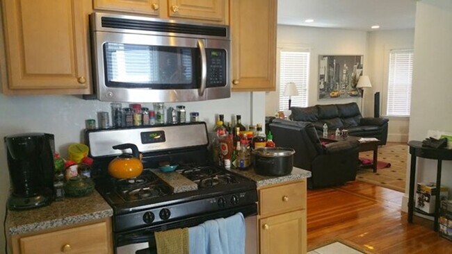 Building Photo - Oak Square Huge 2nd & 3rd floor SIX bed 3 1/2 bath Brighton