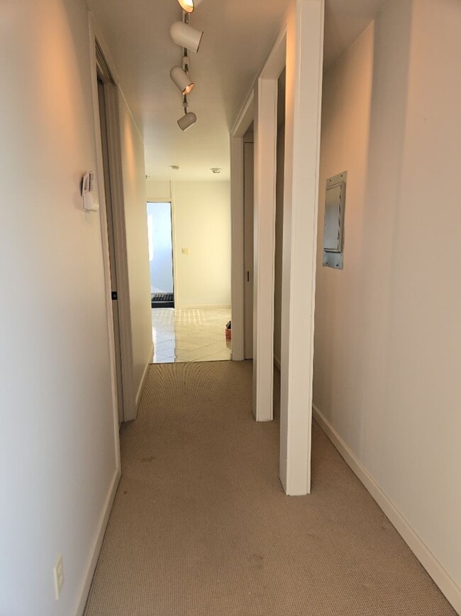 Building Photo - Spectacular View!! This top floor condo is a MUST SEE!! $500 move in credit