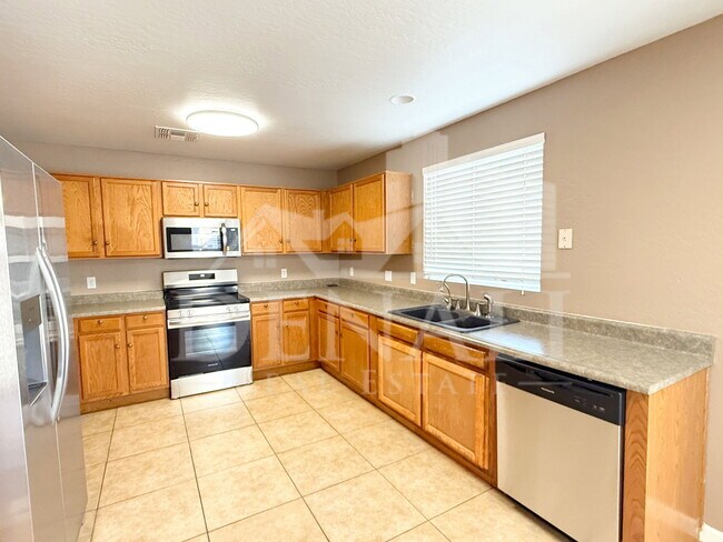 Building Photo - 11810 W Sunnyside Dr