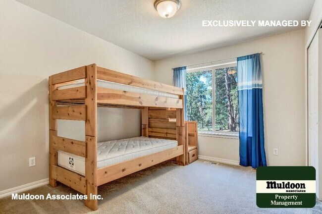 Building Photo - 8385 Woodcrest Dr