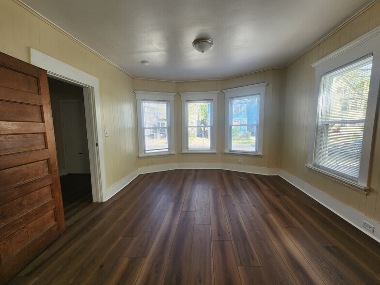 Building Photo - 722 Winchester Ave