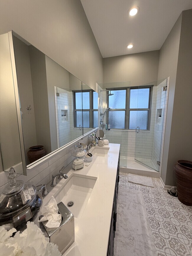 Building Photo - 2750 N Wayne Ave