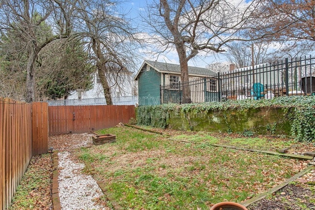 Building Photo - 2122 E Marshall St