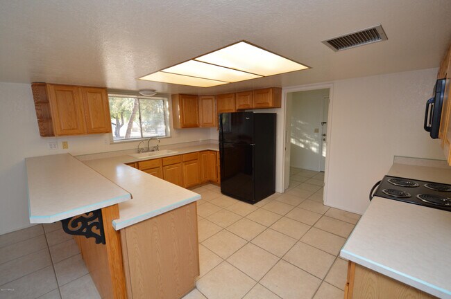 Building Photo - 7722 E Knollwood Cir