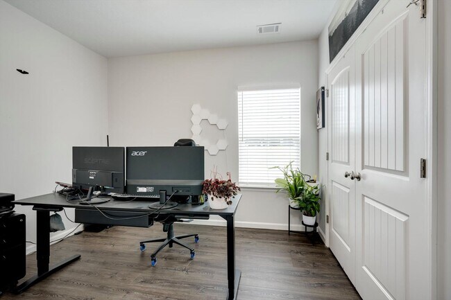 Building Photo - 858 Goodale Dr