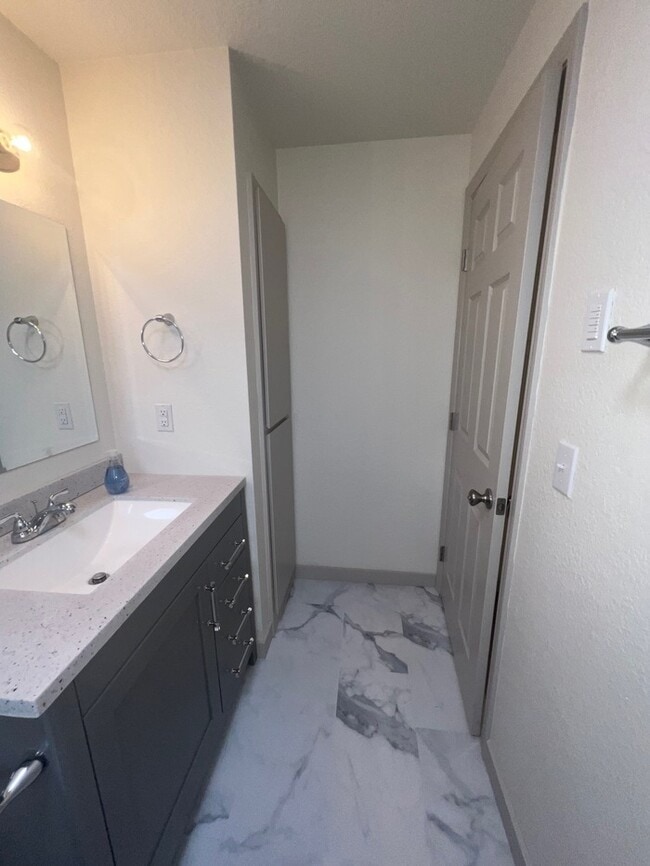 Building Photo - 2 Bed 1 Bath in Boise!