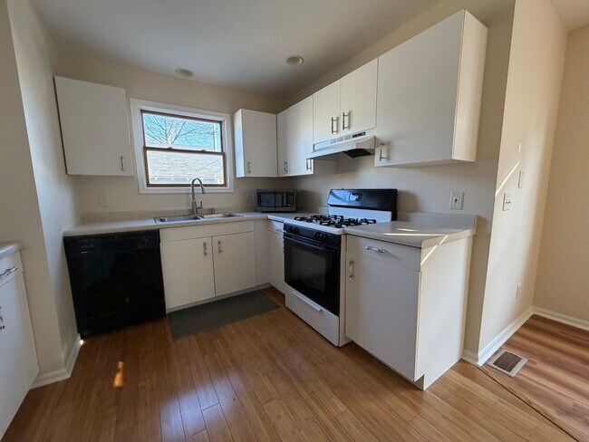 Building Photo - 411 Richards St