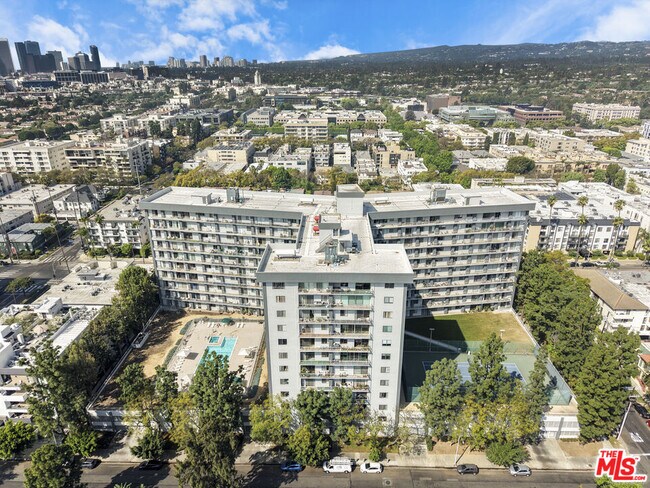 Building Photo - 100 S Doheny Dr