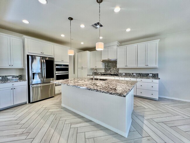 Building Photo - AVAILABLE NOW!! STUNNING 4 Bed/ 3.5 Bath POOL HOME in La Quinta!