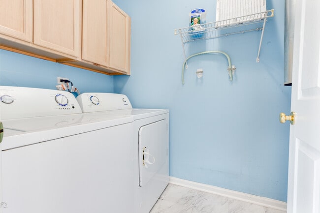 Building Photo - 3377 Ravinia Cir