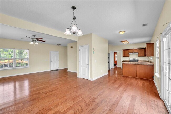 Building Photo - Spacious 4 Bed, 2.5 Bath in White Oak