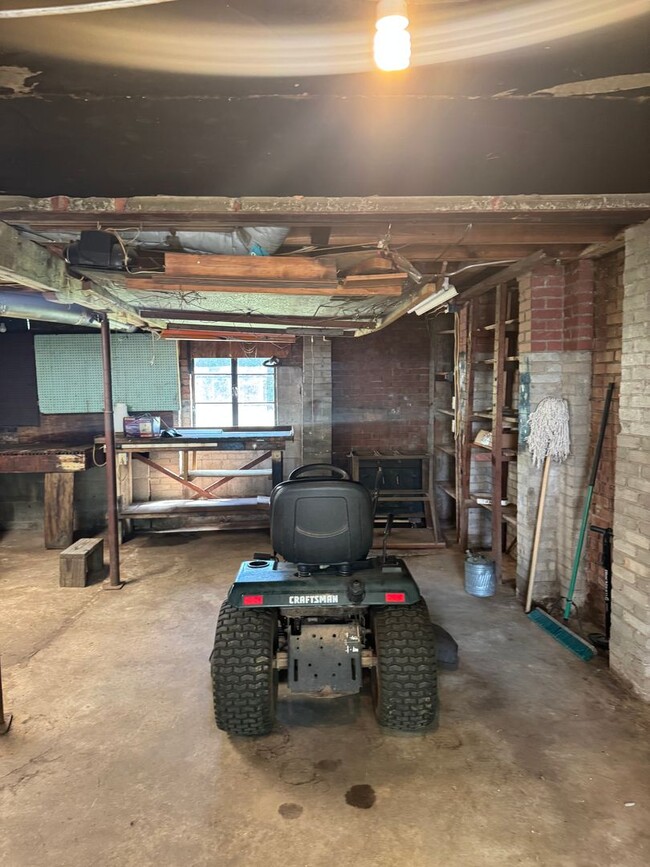 Building Photo - Fantastic Location & Price