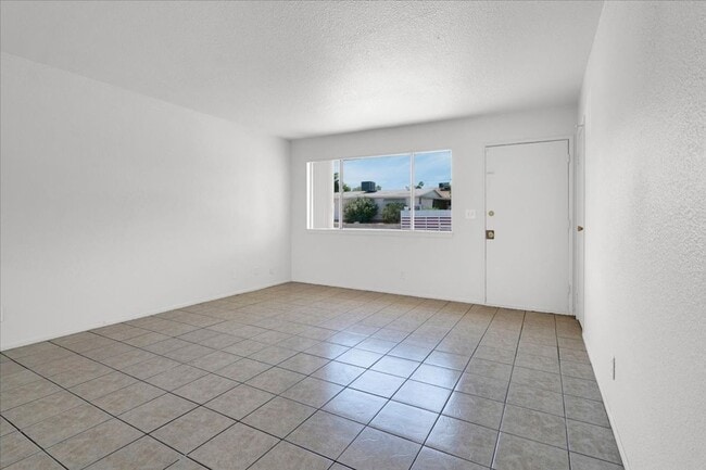 Building Photo - 2805 Sultana St
