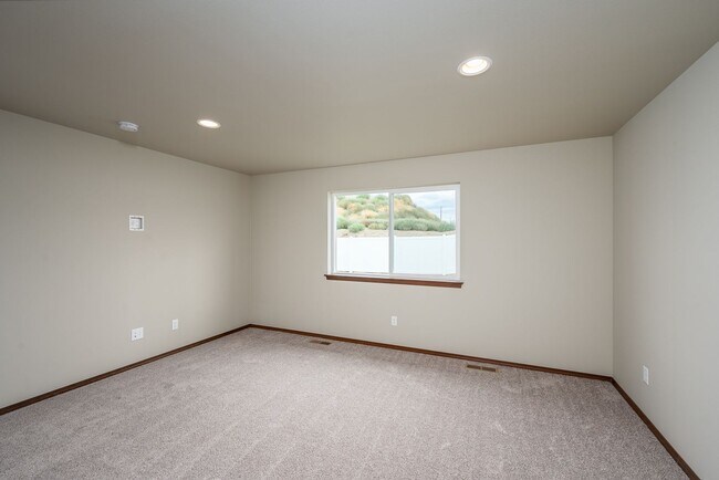 Building Photo - 389 S Newton Ave