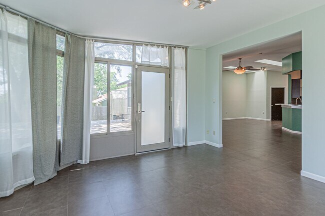 Building Photo - Modern Design 3 Bedroom 2 Bath, 2 car Gara...