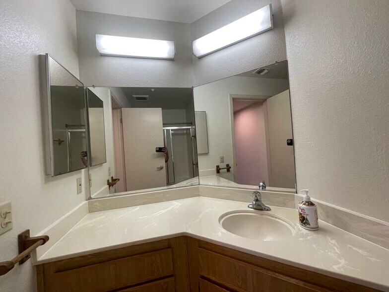Building Photo - 1201 Alta Vista Ct