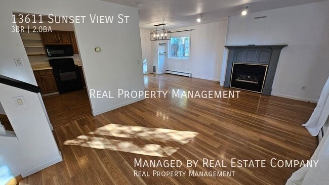 Building Photo - 13611 Sunset View St