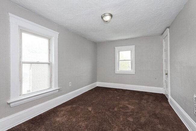 Building Photo - Spacious 3 bedroom/1 bath Single house! Ga...