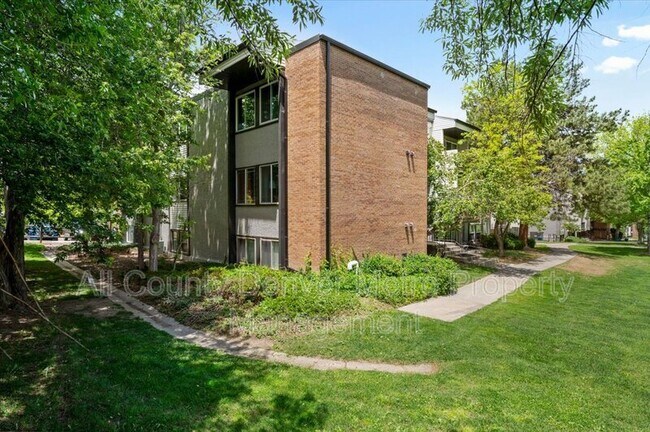 Building Photo - 1400 Golden Cir