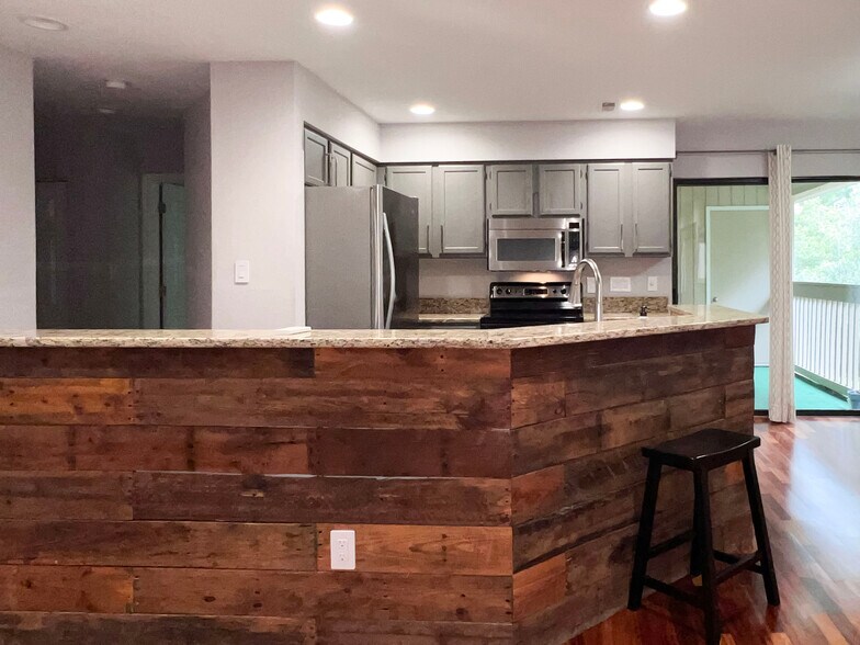 Building Photo - 221 New Kent Pl