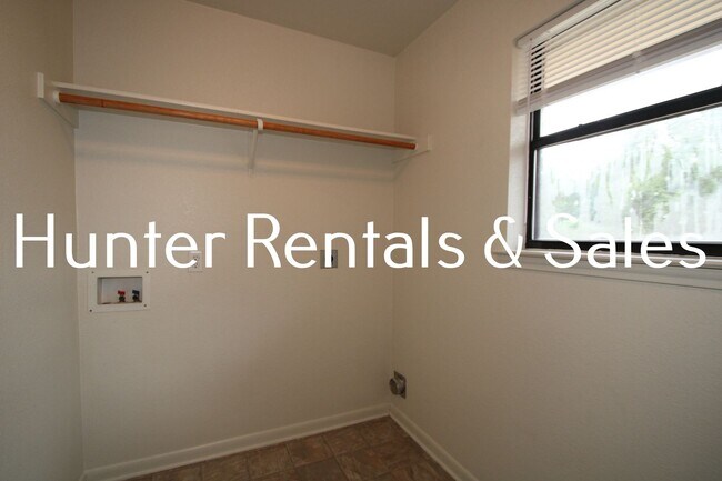 Building Photo - Spacious Two-Bedroom!