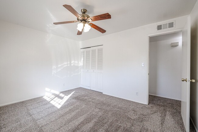 Building Photo - Value priced property in Central Peoria!