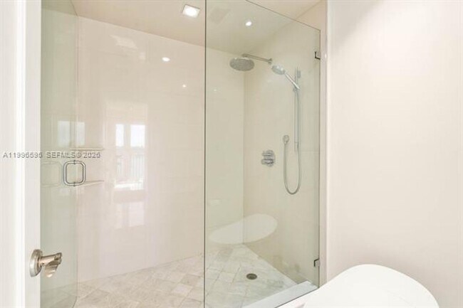 Building Photo - 1000 Venetian Way