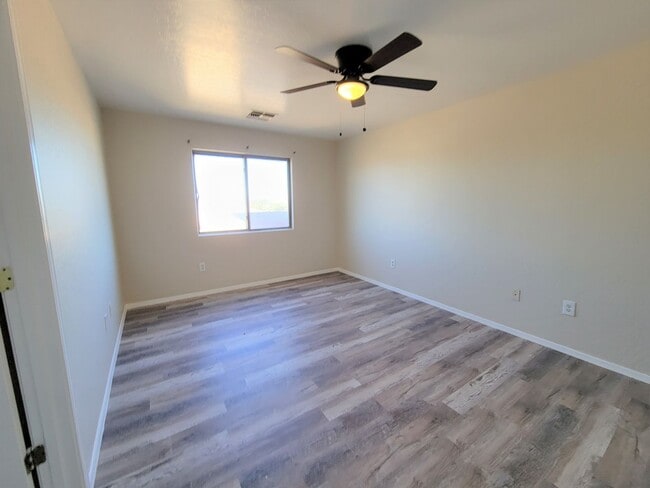 Building Photo - 3 BEDROOM 2 BATH 2 STORY HOME 4 PLEX END  UNIT A FREE RENT OAC