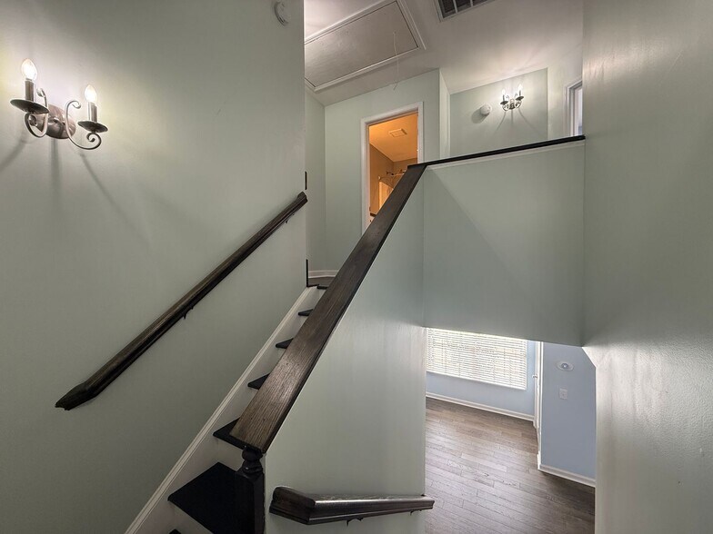 Building Photo - Cute 2 Story Home in Lundy Chase