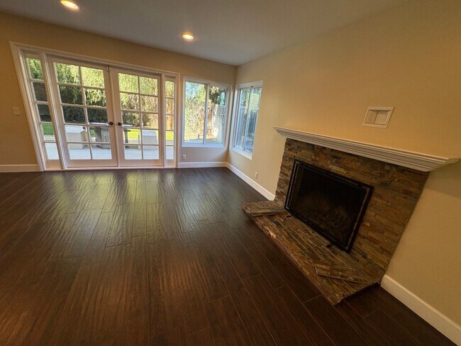 Building Photo - Upgraded 3 bedroom, 2 1/2 bath home with HUGE private yard.  This is a true hidden gem.