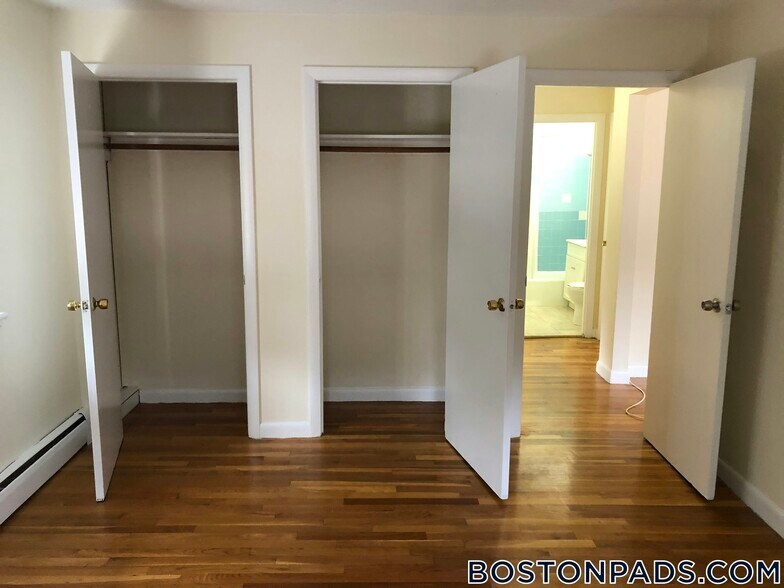 Building Photo - 122 Dustin St