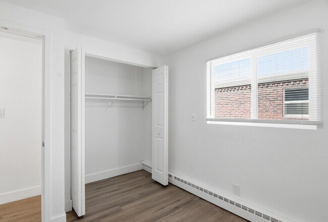 Building Photo - $1,400.95 with $300.00 off the first month's rent, 2 Beds - 1 Bath, Triplex in Aurora with Washer...