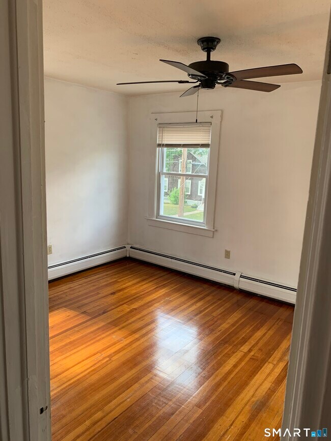 Building Photo - 10 Bank St