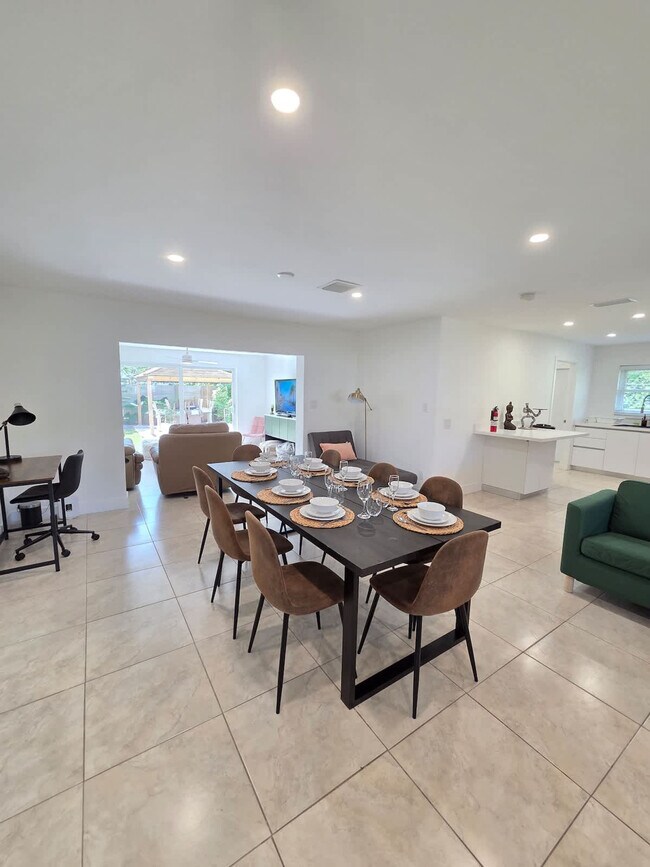 Building Photo - 806 NE 4th St