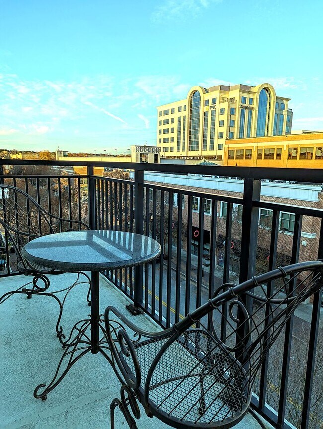 Building Photo - The Easy Life at City Center