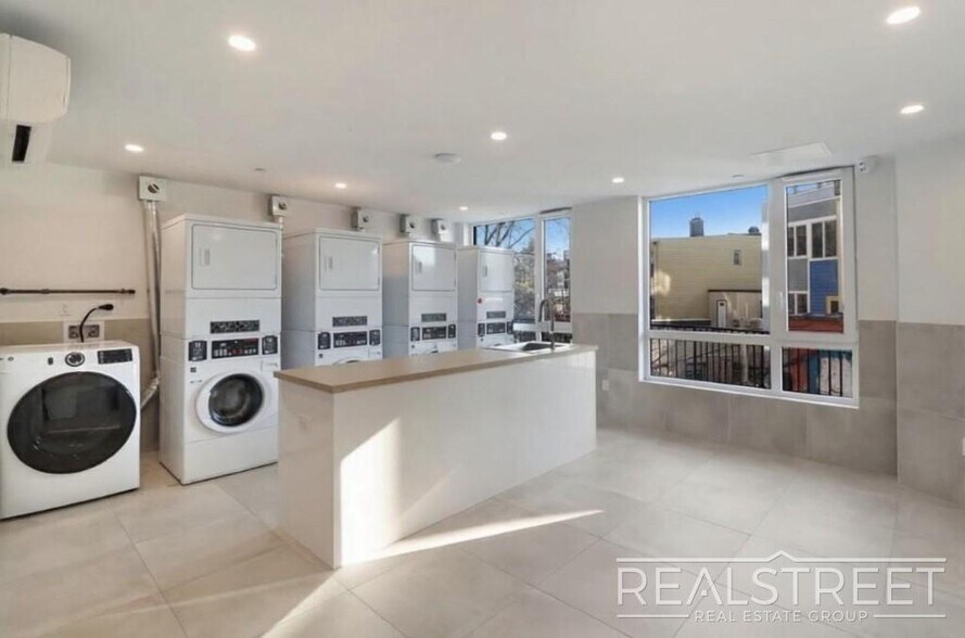 Building Photo - Stunning 2Bed 2Bath Apt with Private Balcony Prime location off the L next to McCarren Park