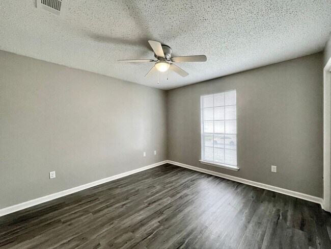 Building Photo - TOWNHOME 2BR   Available 8-7-26
