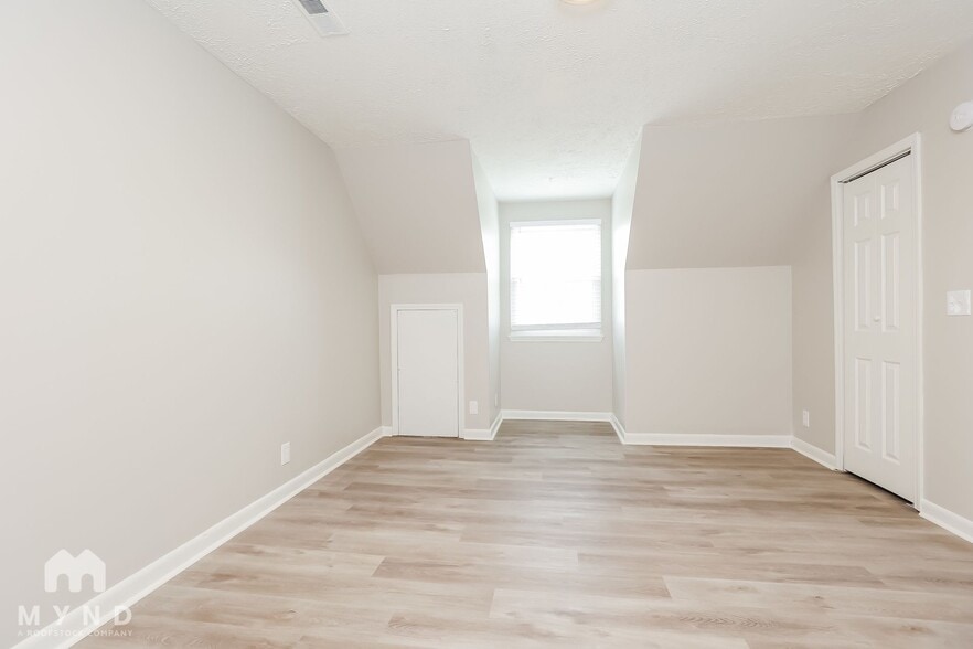 Building Photo - 204 Deerlake Dr