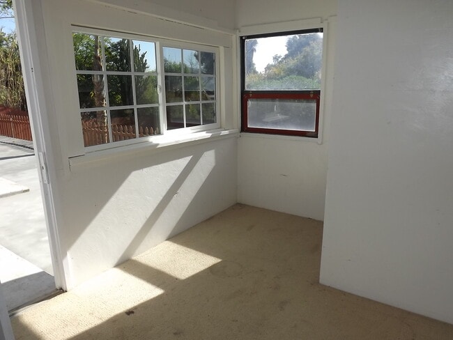 Building Photo - Beautiful 3 bed 2 bath home with a Huge Ba...